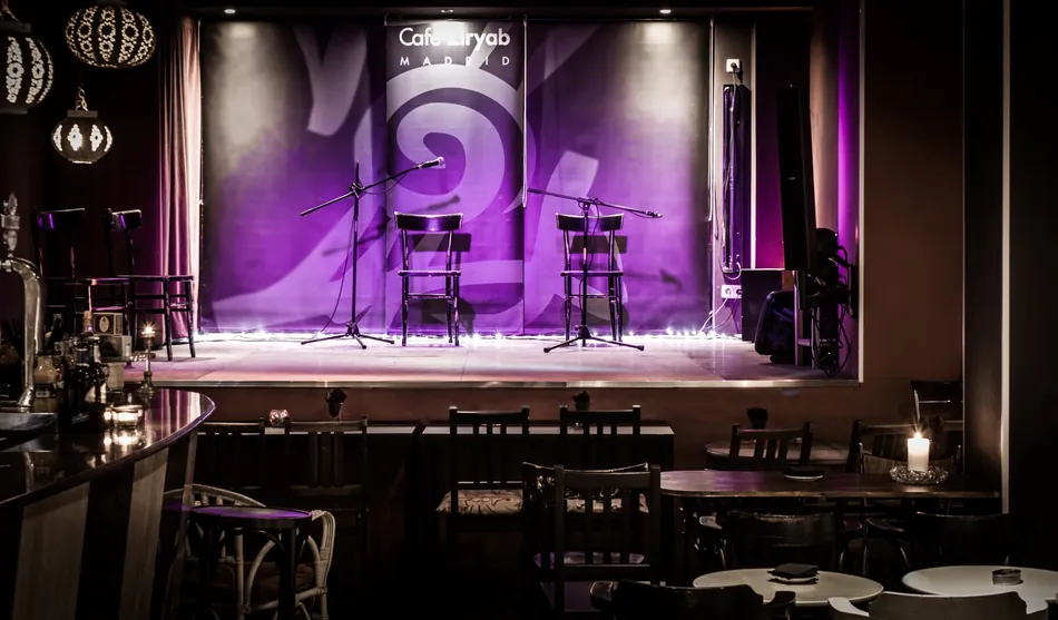 Escenario del Tablao Flamenco Café Ziryab en Madrid Escenario del Tablao Flamenco Café Ziryab en Madrid con sillas, micrófonos e iluminación violeta