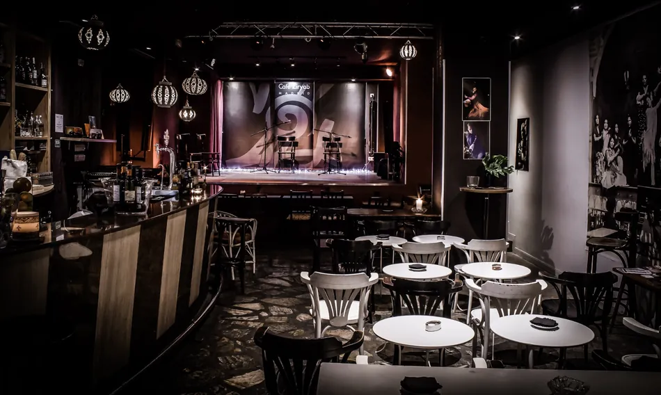 Interior del Tablao Flamenco Café Ziryab en Madrid, con barra, mesas y escenario