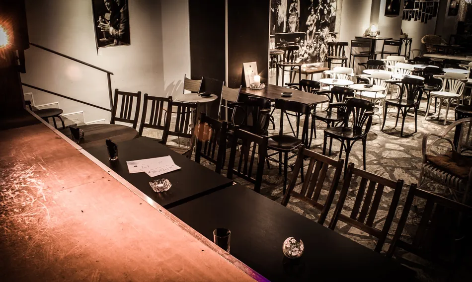 Vista de la sala del Tablao Flamenco Café Ziryab en Madrid, con mesas y sillas junto al escenario