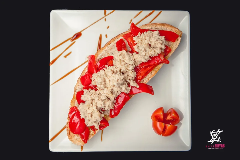 Tosta de pan con pimientos rojos y ventresca servida en Café Ziryab